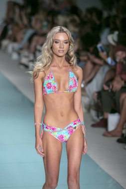 Funkshion yüzmek 2017 yılında Miami Beach üzerinde 23 Temmuz 2017 sırasında pist tasarımcısı Liliana Montoya yaz 2017 defile için bir model yürür