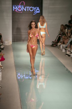 Funkshion yüzmek 2017 yılında Miami Beach üzerinde 23 Temmuz 2017 sırasında pist tasarımcısı Liliana Montoya yaz 2017 defile için bir model yürür