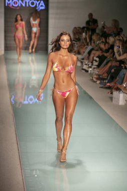 Funkshion yüzmek 2017 yılında Miami Beach üzerinde 23 Temmuz 2017 sırasında pist tasarımcısı Liliana Montoya yaz 2017 defile için bir model yürür