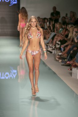 Funkshion yüzmek 2017 yılında Miami Beach üzerinde 23 Temmuz 2017 sırasında pist tasarımcısı Liliana Montoya yaz 2017 defile için bir model yürür