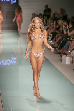 Funkshion yüzmek 2017 yılında Miami Beach üzerinde 23 Temmuz 2017 sırasında pist tasarımcısı Liliana Montoya yaz 2017 defile için bir model yürür