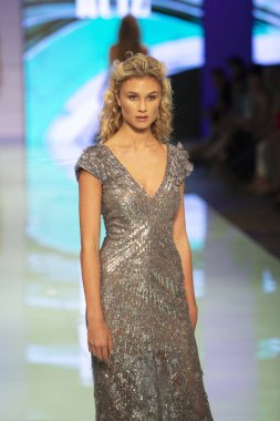 Manken Rene Ruiz moda Show Resort 2018 koleksiyonda Miami moda hafta 2017 Miami'de Buz Sarayı'nda 3 Haziran 2017 üzerinde sırasında pist yürür