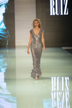 Manken Rene Ruiz moda Show Resort 2018 koleksiyonda Miami moda hafta 2017 Miami'de Buz Sarayı'nda 3 Haziran 2017 üzerinde sırasında pist yürür