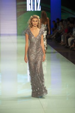 Manken Rene Ruiz moda Show Resort 2018 koleksiyonda Miami moda hafta 2017 Miami'de Buz Sarayı'nda 3 Haziran 2017 üzerinde sırasında pist yürür
