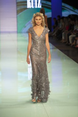 Manken Rene Ruiz moda Show Resort 2018 koleksiyonda Miami moda hafta 2017 Miami'de Buz Sarayı'nda 3 Haziran 2017 üzerinde sırasında pist yürür