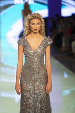 Manken Rene Ruiz moda Show Resort 2018 koleksiyonda Miami moda hafta 2017 Miami'de Buz Sarayı'nda 3 Haziran 2017 üzerinde sırasında pist yürür