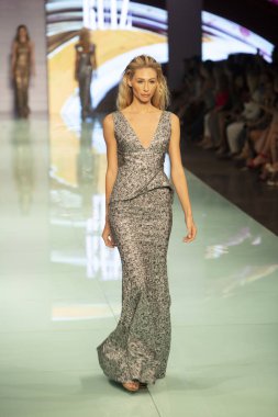 Manken Rene Ruiz moda Show Resort 2018 koleksiyonda Miami moda hafta 2017 Miami'de Buz Sarayı'nda 3 Haziran 2017 üzerinde sırasında pist yürür