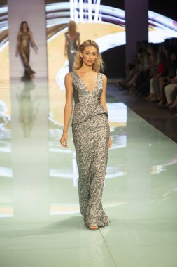 Manken Rene Ruiz moda Show Resort 2018 koleksiyonda Miami moda hafta 2017 Miami'de Buz Sarayı'nda 3 Haziran 2017 üzerinde sırasında pist yürür