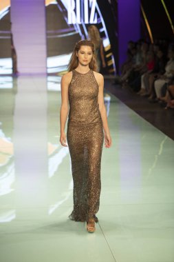 Manken Rene Ruiz moda Show Resort 2018 koleksiyonda Miami moda hafta 2017 Miami'de Buz Sarayı'nda 3 Haziran 2017 üzerinde sırasında pist yürür