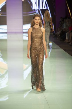 Manken Rene Ruiz moda Show Resort 2018 koleksiyonda Miami moda hafta 2017 Miami'de Buz Sarayı'nda 3 Haziran 2017 üzerinde sırasında pist yürür