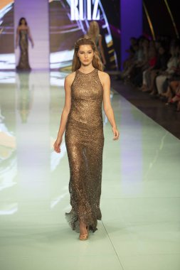 Manken Rene Ruiz moda Show Resort 2018 koleksiyonda Miami moda hafta 2017 Miami'de Buz Sarayı'nda 3 Haziran 2017 üzerinde sırasında pist yürür