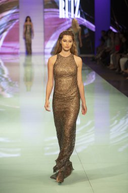 Manken Rene Ruiz moda Show Resort 2018 koleksiyonda Miami moda hafta 2017 Miami'de Buz Sarayı'nda 3 Haziran 2017 üzerinde sırasında pist yürür