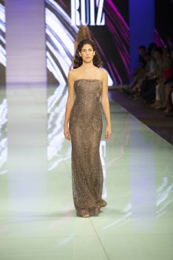 Manken Rene Ruiz moda Show Resort 2018 koleksiyonda Miami moda hafta 2017 Miami'de Buz Sarayı'nda 3 Haziran 2017 üzerinde sırasında pist yürür