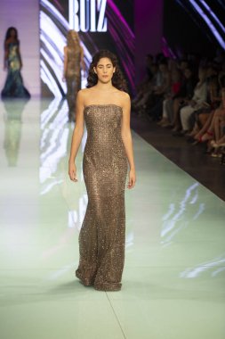 Manken Rene Ruiz moda Show Resort 2018 koleksiyonda Miami moda hafta 2017 Miami'de Buz Sarayı'nda 3 Haziran 2017 üzerinde sırasında pist yürür