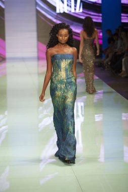 Manken Rene Ruiz moda Show Resort 2018 koleksiyonda Miami moda hafta 2017 Miami'de Buz Sarayı'nda 3 Haziran 2017 üzerinde sırasında pist yürür