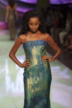 Manken Rene Ruiz moda Show Resort 2018 koleksiyonda Miami moda hafta 2017 Miami'de Buz Sarayı'nda 3 Haziran 2017 üzerinde sırasında pist yürür