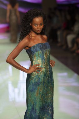 Manken Rene Ruiz moda Show Resort 2018 koleksiyonda Miami moda hafta 2017 Miami'de Buz Sarayı'nda 3 Haziran 2017 üzerinde sırasında pist yürür