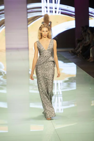 Manken Rene Ruiz moda Show Resort 2018 koleksiyonda Miami moda hafta 2017 Miami'de Buz Sarayı'nda 3 Haziran 2017 üzerinde sırasında pist yürür