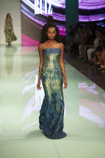 Een Model Loopt Baan Tijdens Rene Ruiz Fashion Show Resort — Stockfoto