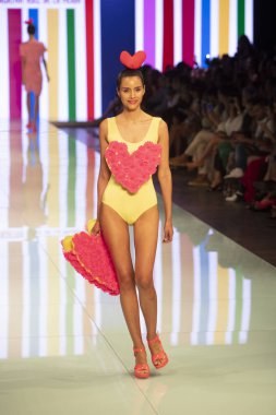 Manken Agatha Ruiz de la Prada moda gösterisi Resort 2018 koleksiyonda Miami moda hafta 2017 Miami'de Buz Sarayı'nda 4 Haziran 2017 üzerinde sırasında pist yürür