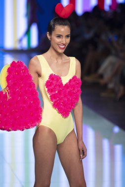 Manken Agatha Ruiz de la Prada moda gösterisi Resort 2018 koleksiyonda Miami moda hafta 2017 Miami'de Buz Sarayı'nda 4 Haziran 2017 üzerinde sırasında pist yürür