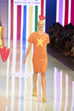 Manken Agatha Ruiz de la Prada moda gösterisi Resort 2018 koleksiyonda Miami moda hafta 2017 Miami'de Buz Sarayı'nda 4 Haziran 2017 üzerinde sırasında pist yürür