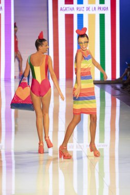Manken Agatha Ruiz de la Prada moda gösterisi Resort 2018 koleksiyonda Miami moda hafta 2017 Miami'de Buz Sarayı'nda 4 Haziran 2017 üzerinde sırasında pist yürür