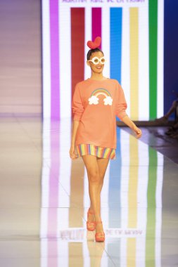 Manken Agatha Ruiz de la Prada moda gösterisi Resort 2018 koleksiyonda Miami moda hafta 2017 Miami'de Buz Sarayı'nda 4 Haziran 2017 üzerinde sırasında pist yürür