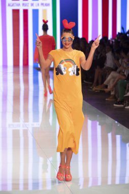 Manken Agatha Ruiz de la Prada moda gösterisi Resort 2018 koleksiyonda Miami moda hafta 2017 Miami'de Buz Sarayı'nda 4 Haziran 2017 üzerinde sırasında pist yürür