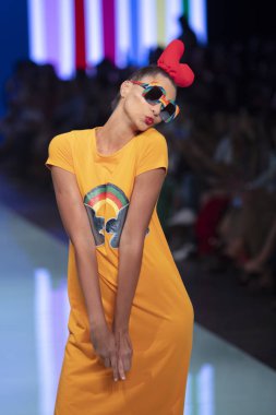 Manken Agatha Ruiz de la Prada moda gösterisi Resort 2018 koleksiyonda Miami moda hafta 2017 Miami'de Buz Sarayı'nda 4 Haziran 2017 üzerinde sırasında pist yürür