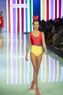 Manken Agatha Ruiz de la Prada moda gösterisi Resort 2018 koleksiyonda Miami moda hafta 2017 Miami'de Buz Sarayı'nda 4 Haziran 2017 üzerinde sırasında pist yürür