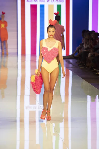 Een Model Loopt Baan Tijdens Agatha Ruiz Prada Fashion Show — Stockfoto