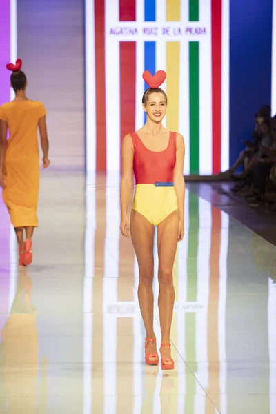 Modelo Caminha Pista Durante Coleção Agatha Ruiz Prada Fashion Show — Fotografia de Stock