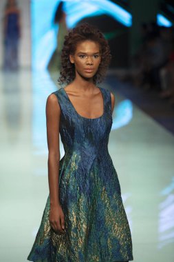 Manken Rene Ruiz moda Show Resort 2018 koleksiyonda Miami moda hafta 2017 Miami'de Buz Sarayı'nda 3 Haziran 2017 üzerinde sırasında pist yürür