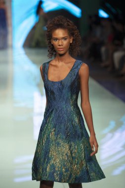 Manken Rene Ruiz moda Show Resort 2018 koleksiyonda Miami moda hafta 2017 Miami'de Buz Sarayı'nda 3 Haziran 2017 üzerinde sırasında pist yürür