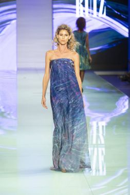 Manken Rene Ruiz moda Show Resort 2018 koleksiyonda Miami moda hafta 2017 Miami'de Buz Sarayı'nda 3 Haziran 2017 üzerinde sırasında pist yürür