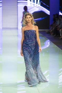 Manken Rene Ruiz moda Show Resort 2018 koleksiyonda Miami moda hafta 2017 Miami'de Buz Sarayı'nda 3 Haziran 2017 üzerinde sırasında pist yürür