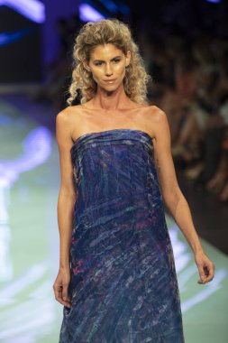 Manken Rene Ruiz moda Show Resort 2018 koleksiyonda Miami moda hafta 2017 Miami'de Buz Sarayı'nda 3 Haziran 2017 üzerinde sırasında pist yürür