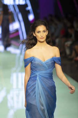 Manken Rene Ruiz moda Show Resort 2018 koleksiyonda Miami moda hafta 2017 Miami'de Buz Sarayı'nda 3 Haziran 2017 üzerinde sırasında pist yürür