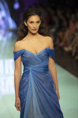 Manken Rene Ruiz moda Show Resort 2018 koleksiyonda Miami moda hafta 2017 Miami'de Buz Sarayı'nda 3 Haziran 2017 üzerinde sırasında pist yürür