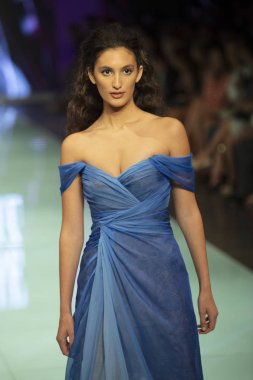 Manken Rene Ruiz moda Show Resort 2018 koleksiyonda Miami moda hafta 2017 Miami'de Buz Sarayı'nda 3 Haziran 2017 üzerinde sırasında pist yürür