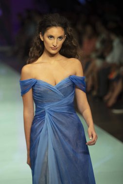 Manken Rene Ruiz moda Show Resort 2018 koleksiyonda Miami moda hafta 2017 Miami'de Buz Sarayı'nda 3 Haziran 2017 üzerinde sırasında pist yürür