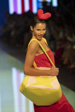 Manken Agatha Ruiz de la Prada moda gösterisi Resort 2018 koleksiyonda Miami moda hafta 2017 Miami'de Buz Sarayı'nda 4 Haziran 2017 üzerinde sırasında pist yürür