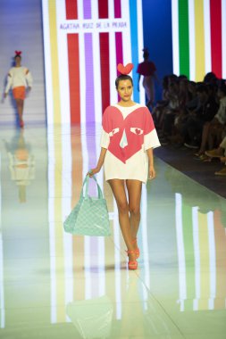Manken Agatha Ruiz de la Prada moda gösterisi Resort 2018 koleksiyonda Miami moda hafta 2017 Miami'de Buz Sarayı'nda 4 Haziran 2017 üzerinde sırasında pist yürür