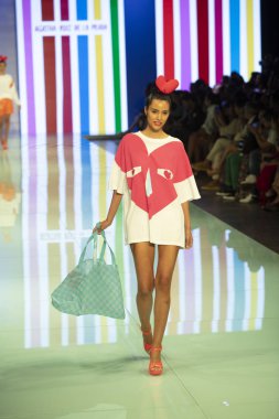 Manken Agatha Ruiz de la Prada moda gösterisi Resort 2018 koleksiyonda Miami moda hafta 2017 Miami'de Buz Sarayı'nda 4 Haziran 2017 üzerinde sırasında pist yürür