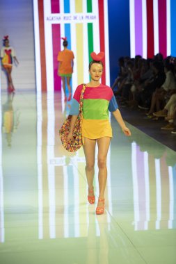 Manken Agatha Ruiz de la Prada moda gösterisi Resort 2018 koleksiyonda Miami moda hafta 2017 Miami'de Buz Sarayı'nda 4 Haziran 2017 üzerinde sırasında pist yürür