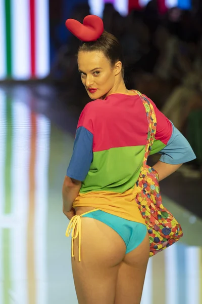 Modelo Caminha Pista Durante Coleção Agatha Ruiz Prada Fashion Show — Fotografia de Stock