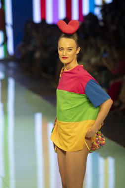 Manken Agatha Ruiz de la Prada moda gösterisi Resort 2018 koleksiyonda Miami moda hafta 2017 Miami'de Buz Sarayı'nda 4 Haziran 2017 üzerinde sırasında pist yürür