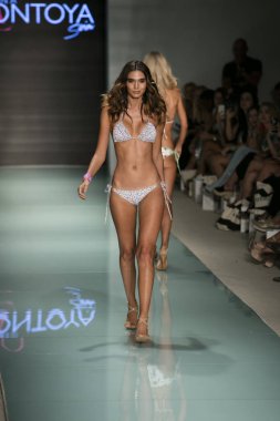 Funkshion yüzmek 2017 yılında Miami Beach üzerinde 23 Temmuz 2017 sırasında pist tasarımcısı Liliana Montoya yaz 2017 defile için bir model yürür