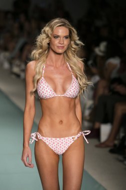 Funkshion yüzmek 2017 yılında Miami Beach üzerinde 23 Temmuz 2017 sırasında pist tasarımcısı Liliana Montoya yaz 2017 defile için bir model yürür